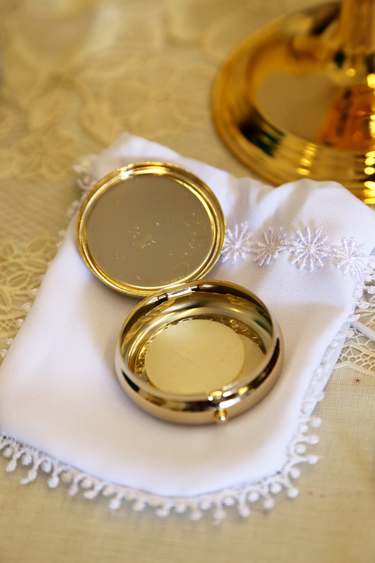 Eucharist in Gold Pix